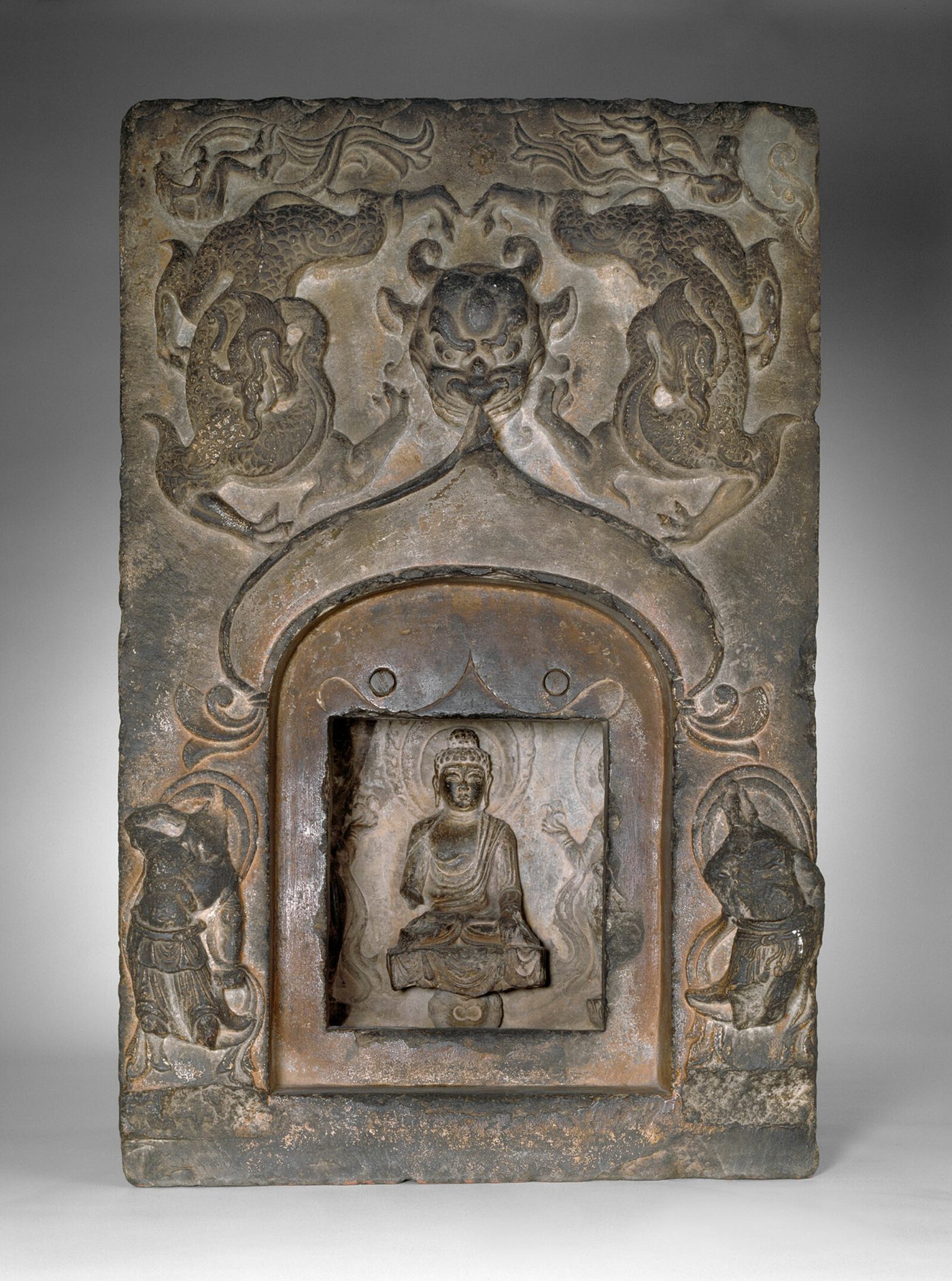 Pagoda templului Hōryū-ji, ridicat la începutul secolului al VII-lea: acoperișuri suprapuse, sprijinite pe un schelet de lemn îmbinat fără cuie, și un…