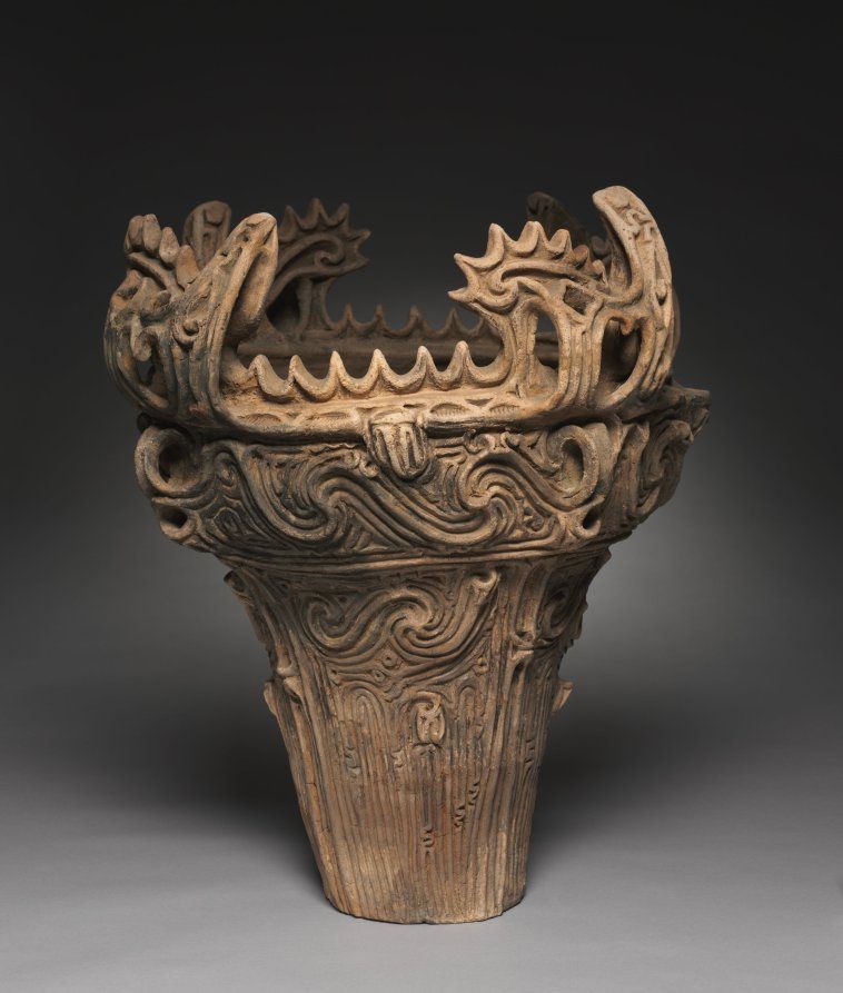 Vas din epoca Jōmon mijlocie, cu buza în formă de flăcări — stilul numit kaen doki , „ceramică de flăcări”, găsit în special în regiunea Kantō.