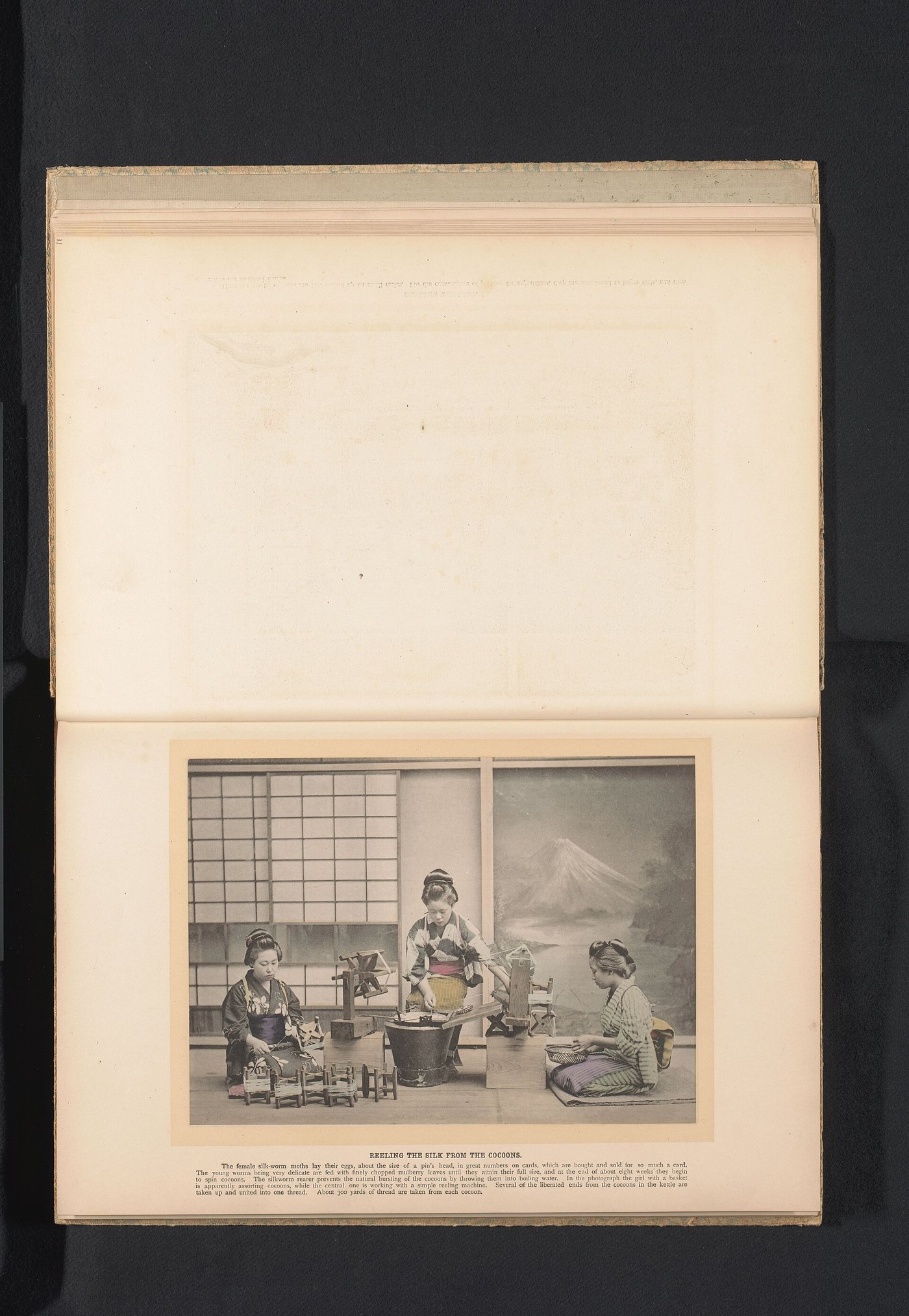 Trei femei desfăcând gogoși de mătase, într-o fotografie japoneză de prin 1895, tipărită în culori și colorată parțial manual, păstrată la Rijksmuseum