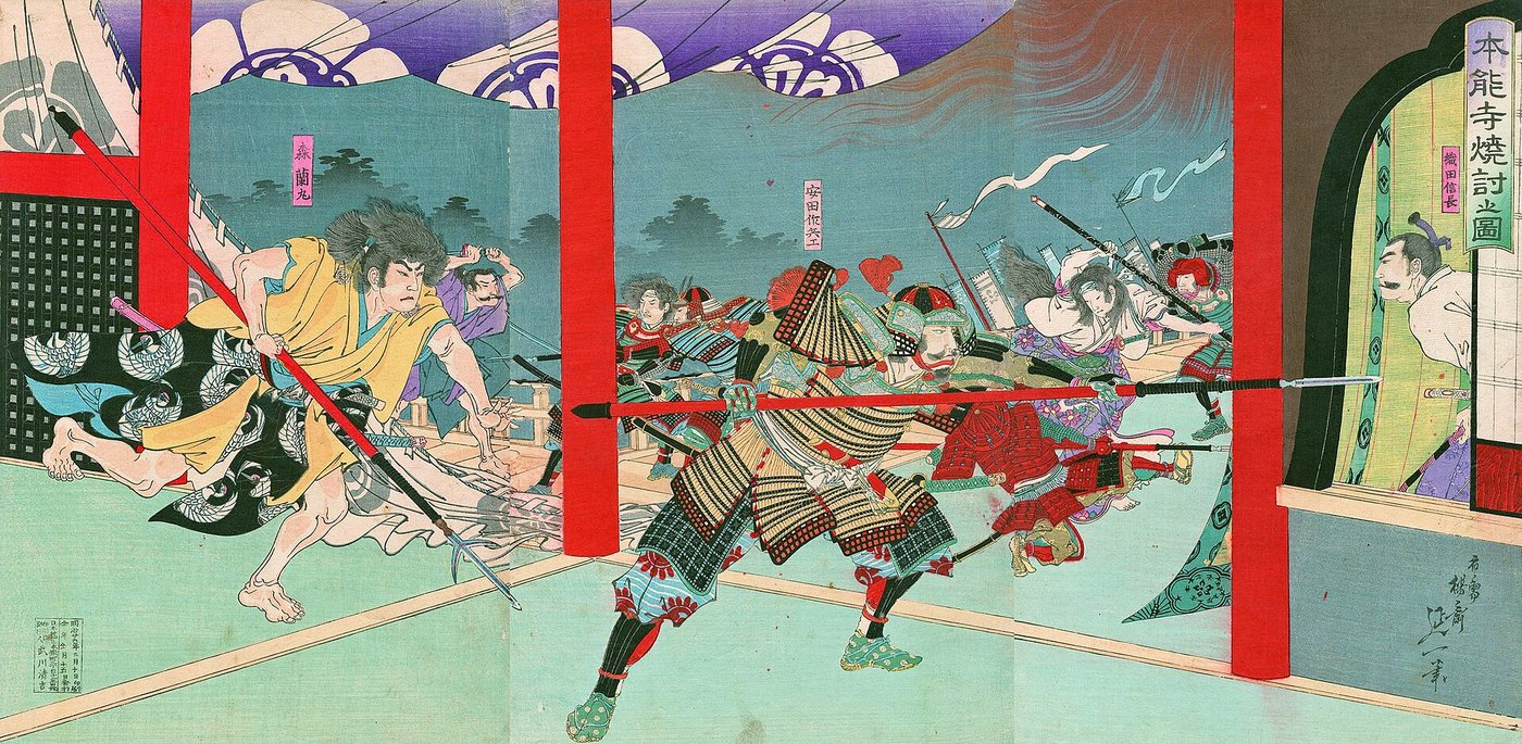 Stampă în trei foi de Nobukazu Yōsai (1896), cu titlul „Imaginea incendierii de la Honnō-ji”: lupta cu sulițe înăuntrul templului, printre stâlpii roș