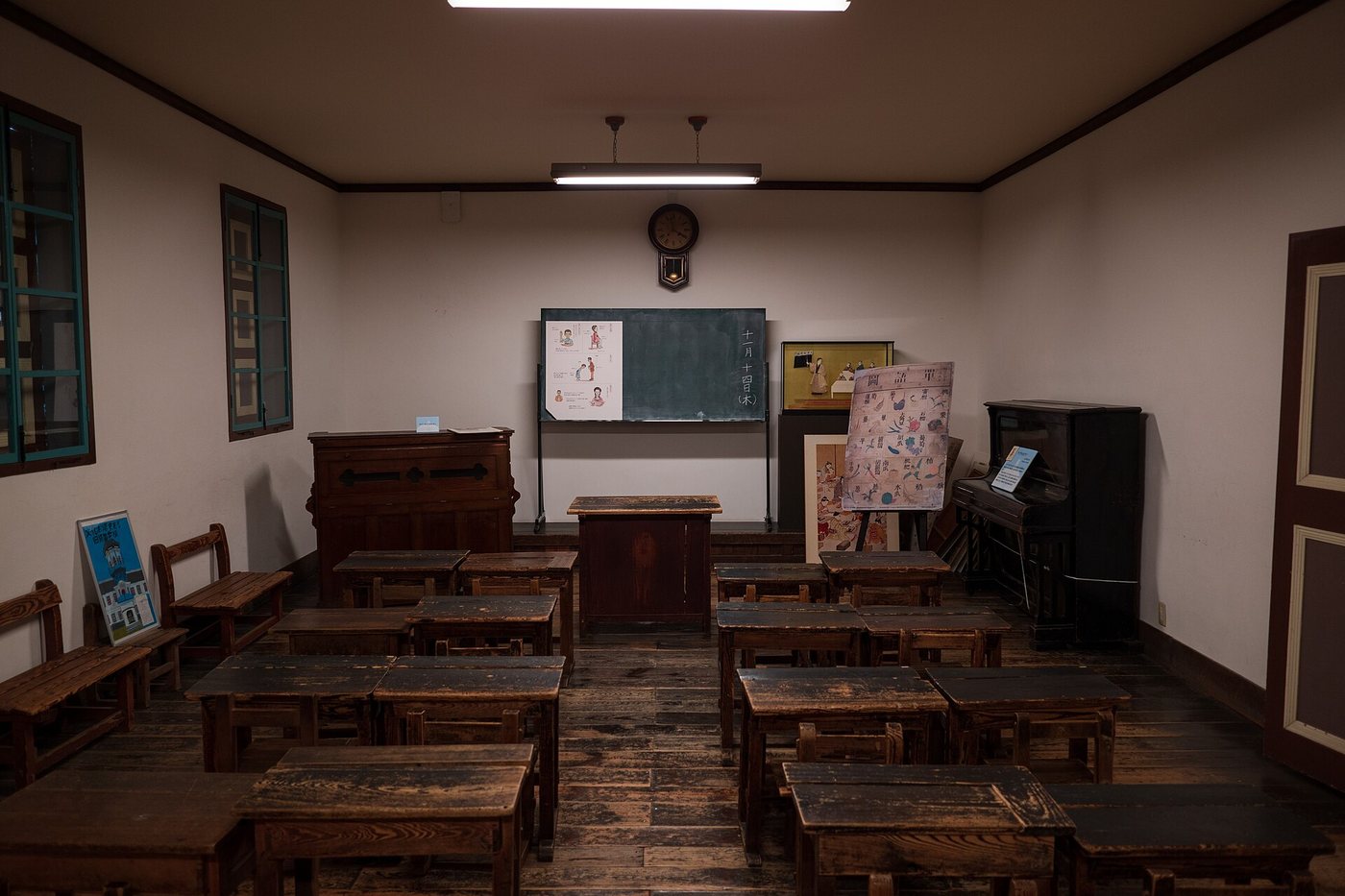 Sala de clasă a școlii Kaichi din Matsumoto, clădire ridicată în 1876 și păstrată până astăzi ca muzeu al educației, cu mobilierul școlii Meiji. Figur